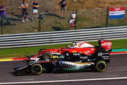 Nico Hulkenberg, Sahara Force India F1 VJM09 and Kimi Raikkonen, Ferrari SF16-H
