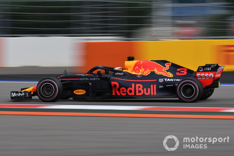 18: Daniel Ricciardo, Red Bull Racing RB14, sin tiempo en Q2