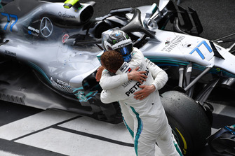 Race winner Lewis Hamilton, Mercedes AMG F1 celebrates with Valtteri Bottas, Mercedes AMG F1 in parc ferme