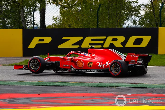 Kimi Raikkonen, Ferrari SF71H, con un pinchazo en la salida