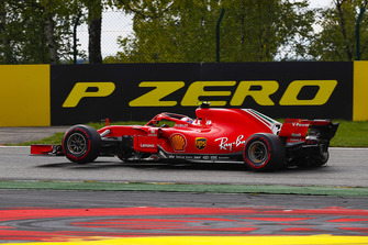 Kimi Raikkonen, Ferrari SF71H, ilk turda patlak lastik ile