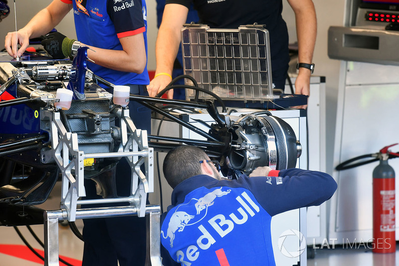 Scuderia Toro Rosso STR13 front wheel hub