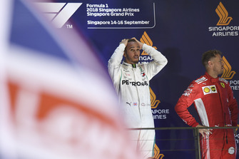 (Da sx a dx): Lewis Hamilton, Mercedes AMG F1 e Sebastian Vettel, Ferrari, festeggiano sul podio