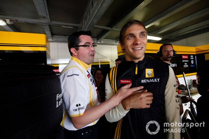 Vitaly Petrov, Renault F1 Team, con Eric Boullier, Director del equipo Renault F1 Team