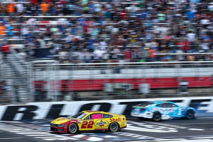 Joey Logano, Team Penske Ford, Ross Chastain, Trackhouse Racing Chevrolet