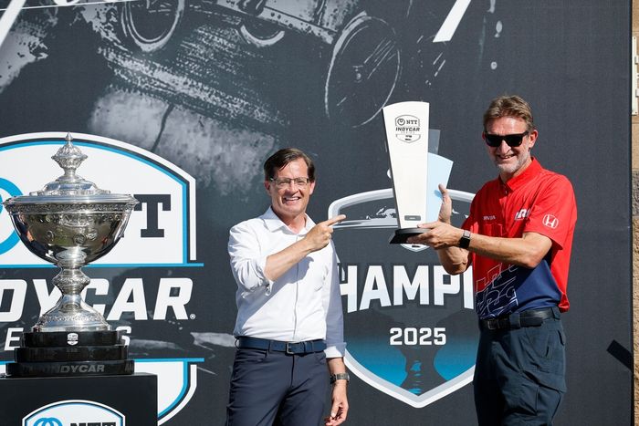 El presidente de IndyCar, Doug Boles, entrega el Trofeo de Fabricantes al presidente de Honda HRC, David Salters.