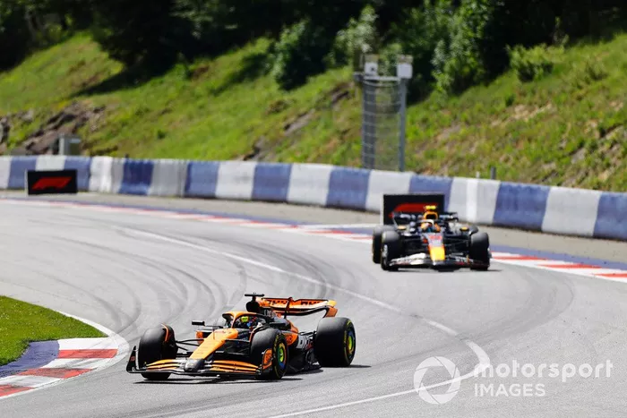 Oscar Piastri, McLaren MCL38, Sergio Pérez, Red Bull Racing RB20