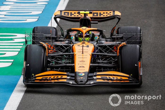 Lando Norris, McLaren MCL38, con un equipo de sensores acoplado