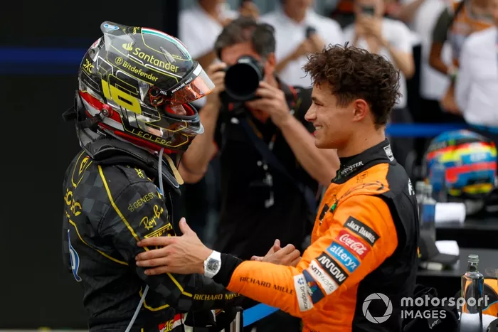 Charles Leclerc, Scuderia Ferrari, 1ª posición, Lando Norris, McLaren F1 Team, 3ª posición, se felicitan mutuamente en Parc Ferme