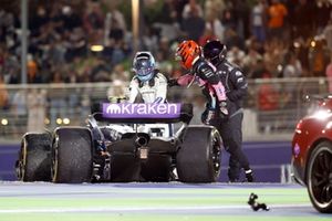 Esteban Ocon, Alpine A524, verifica Franco Colapinto, Williams FW46, depois de se terem afastado um do outro na corrida