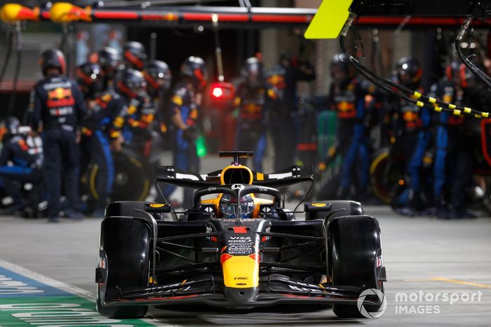 Max Verstappen, Red Bull Racing RB20, sale de su box tras una parada