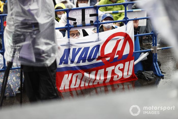 Fans del equipo Haas en el pit lane
