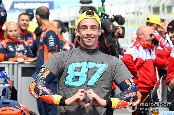 Pedro Acosta, Red Bull KTM Ajo, lució una camiseta de Remy Gardner en el podio de Australia como homenaje a su buen amigo