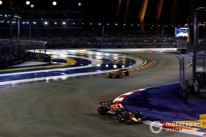 Sergio Pérez, Red Bull Racing RB18, Charles Leclerc, Ferrari F1-75