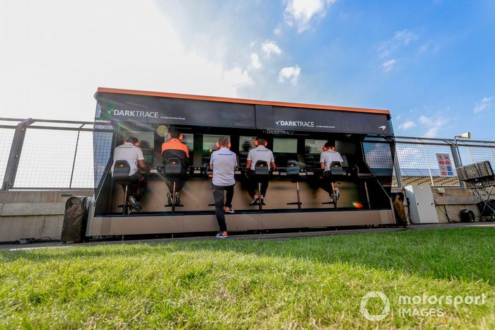 El equipo McLaren en el muro de boxes
