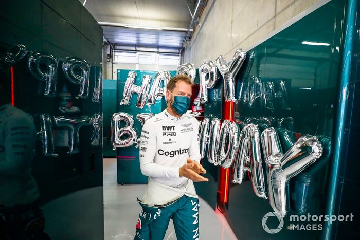 Sebastian Vettel, Aston Martin, en el garaje celebra su cumpleaños