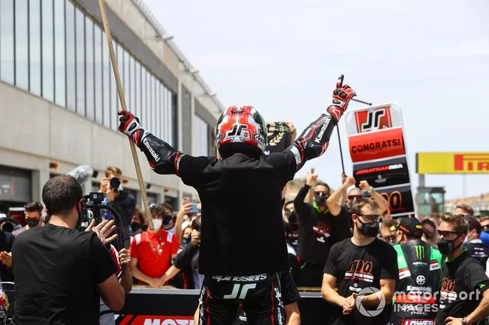 Jonathan Rea, Kawasaki Racing Team WorldSBK celebra haber ganado 100 carreras del WorldSBK