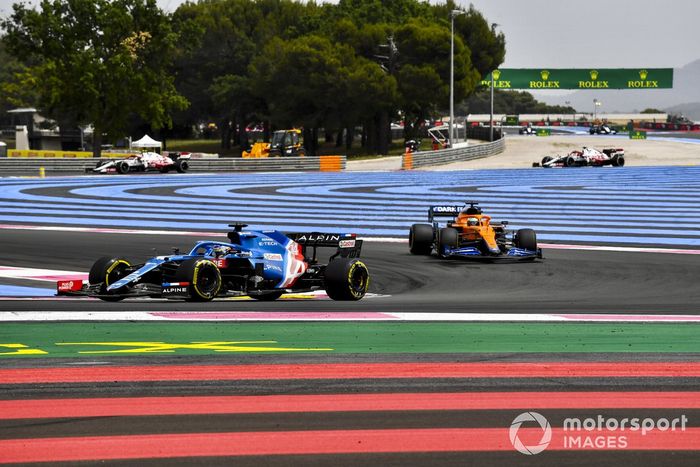 Fernando Alonso, Alpine A521, Daniel Ricciardo, McLaren MCL35M
