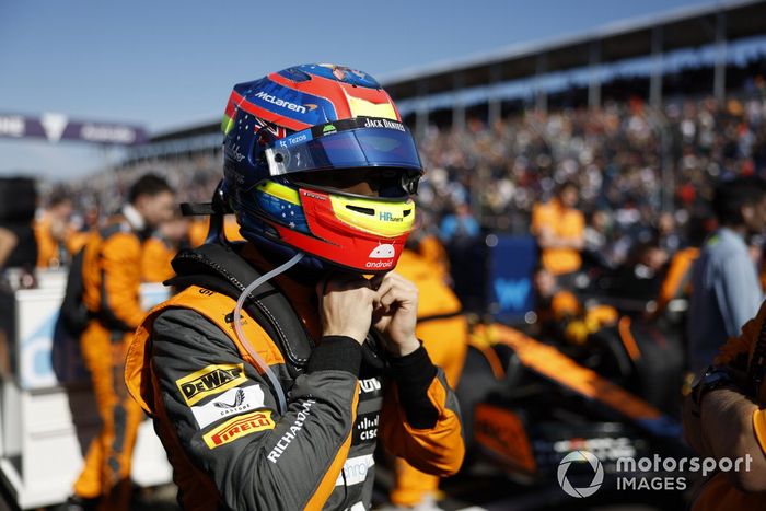Oscar Piastri, McLaren, en la parrilla de salida
