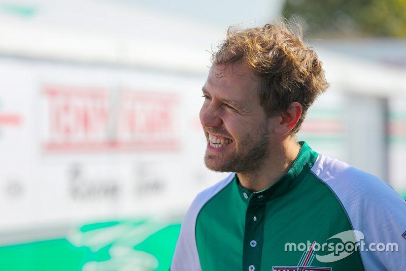 Sebastian Vettel probando con Tony Kart