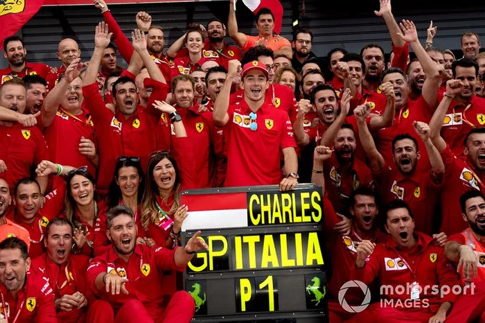 Ganador de la carrera Charles Leclerc, Ferrari  celebra con el equipo 