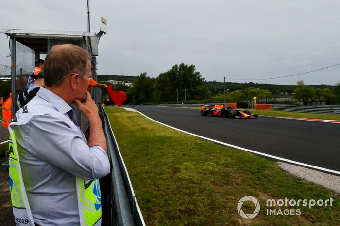 Martin Brundle, comentarista da Sky Sports F1, vê Max Verstappen passar