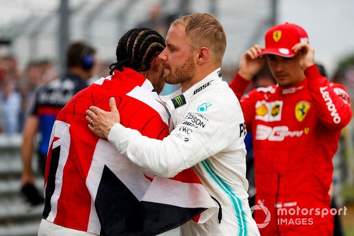 El ganador Lewis Hamilton, Mercedes AMG F1 y Valtteri Bottas, Mercedes AMG F1 celebran en Parc Ferme 
