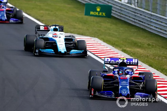 Alexander Albon, Toro Rosso STR14, precede George Russell, Williams Racing FW42, e Daniil Kvyat, Toro Rosso STR14