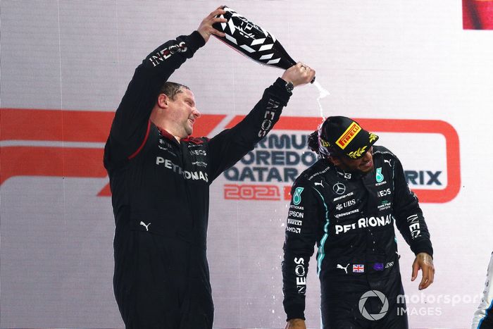 El delegado de Mercedes y Lewis Hamilton, Mercedes, en el podio de Qatar