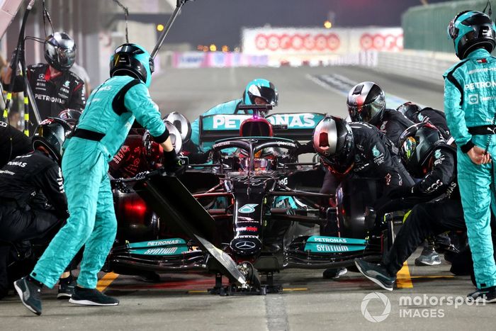 Lewis Hamilton, Mercedes W12, en el pitlane