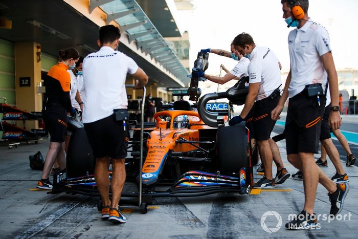 Lando Norris, con un McLaren MCL35M adaptado (muleto) con los Pirelli de 18 pulgadas  