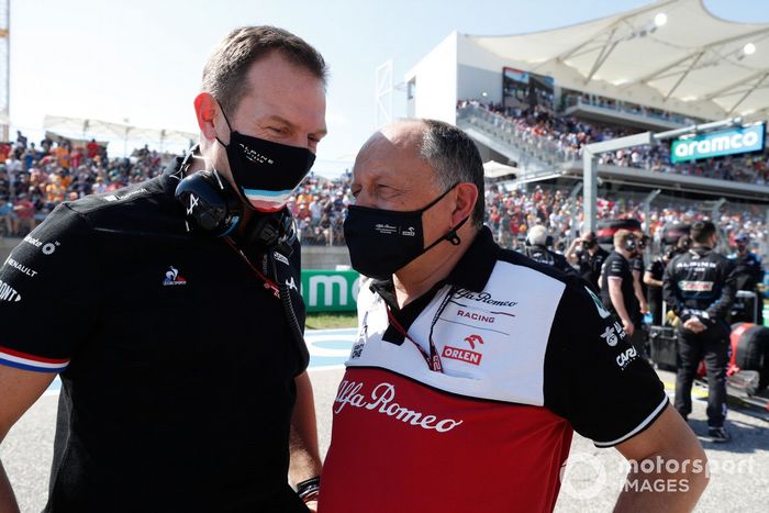 Laurent Rossi, director general de Alpine F1, y Frederic Vasseur, director del equipo Alfa Romeo Racing