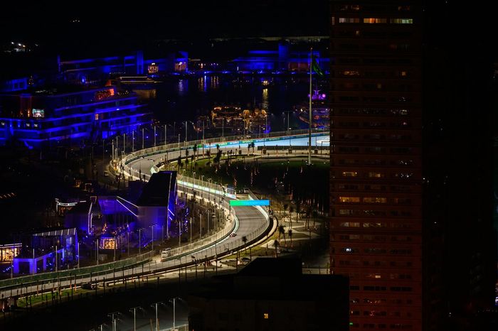 Vista nocturna del circuito Yeda Corniche