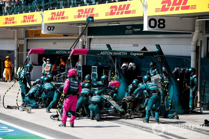 Sebastian Vettel, Aston Martin AMR21, en boxes