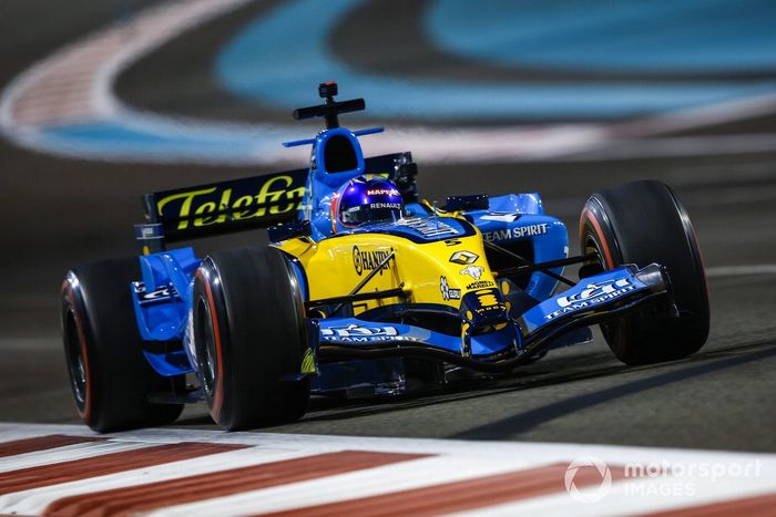 Fernando Alonso pilota el Renault R25, el coche con el que ganó el mundial 2005 de F1, en Abu Dhabi