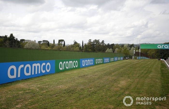 Carteles en el circuito de Imola