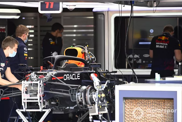 Freno delantero y suspensión delantera del Red Bull Racing RB16B