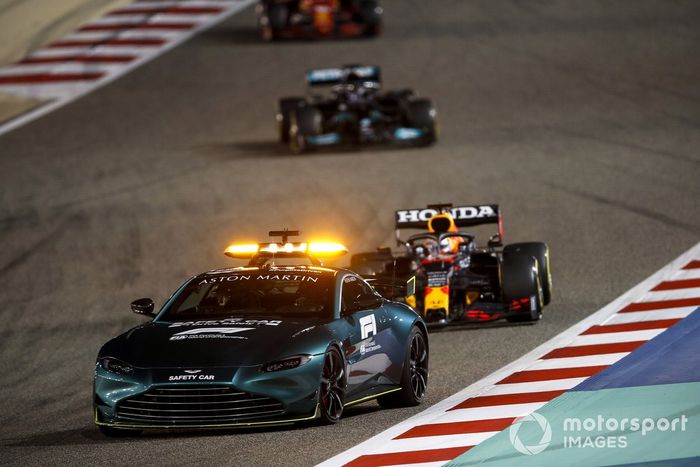 Safety Car y Max Verstappen, Red Bull Racing RB16B, Lewis Hamilton, Mercedes W12