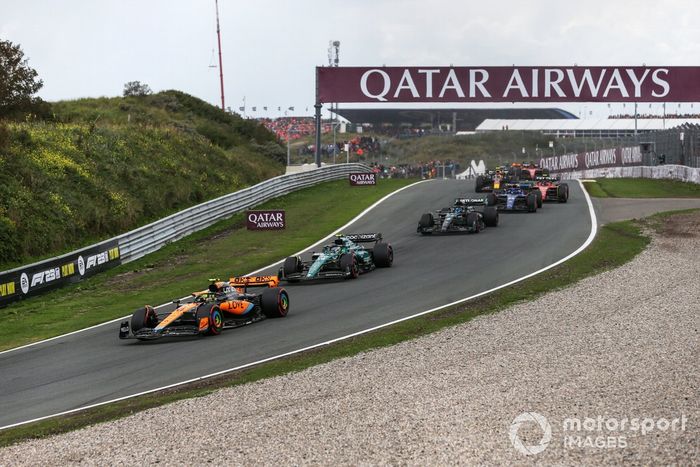 Lando Norris, McLaren MCL60, lidera a Fernando Alonso, Aston Martin AMR23, George Russell, Mercedes F1 W14, y el resto del pelotón en la salida.