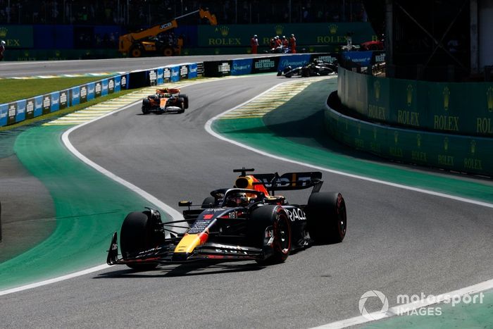 Max Verstappen, Red Bull Racing RB19, Lando Norris, McLaren MCL60