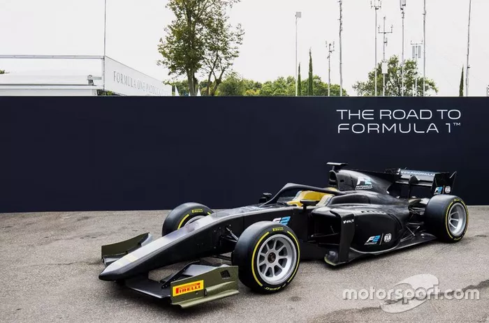 Une F2 avec des pneus Pirelli 18