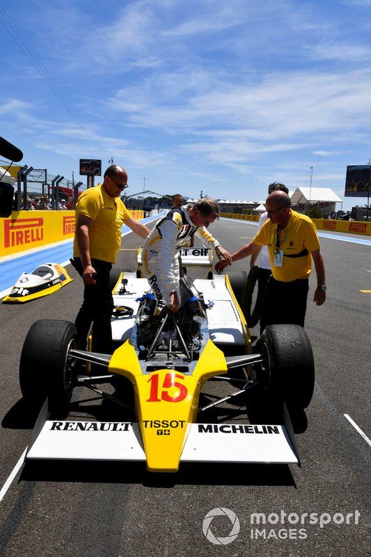 El reencuentro de Jean-Pierre Jabouille y su Renault RS10 ganador del GP de Francia de 1979