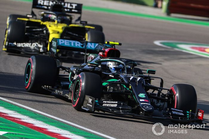 Valtteri Bottas, Mercedes F1 W11, Daniel Ricciardo, Renault F1 Team R.S.20