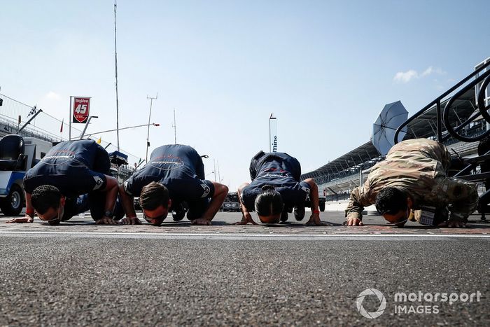 Miembros de las Fuerzas aéreas besan los ladrillos