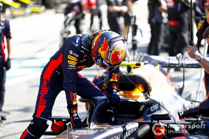 Alex Albon, Red Bull Racing entra en su monoplaza