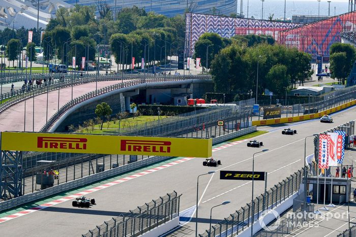 El Safety Car al frente de Lewis Hamilton, Mercedes F1 W11, Valtteri Bottas, Mercedes F1 W11, Max Verstappen, Red Bull Racing RB16, Esteban Ocon, Renault F1 Team R.S.20,