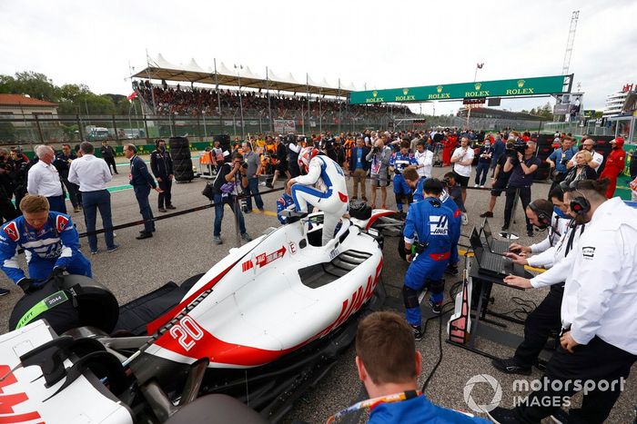 Kevin Magnussen, Haas F1 Team, en la parrilla de salida