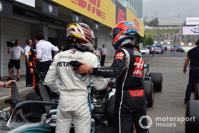 Lewis Hamilton, Mercedes AMG F1 e Romain Grosjean, Haas F1 Team, nel parco chiuso