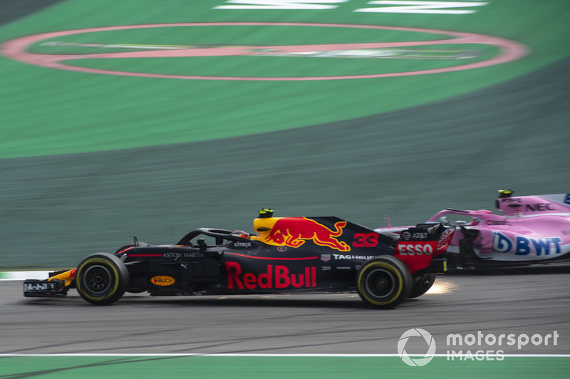 Max Verstappen, Red Bull Racing RB14 y Esteban Ocon, Force India VJM11