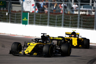 Nico Hulkenberg, Renault Sport F1 Team R.S. 18, Carlos Sainz Jr., Renault Sport F1 Team R.S. 18